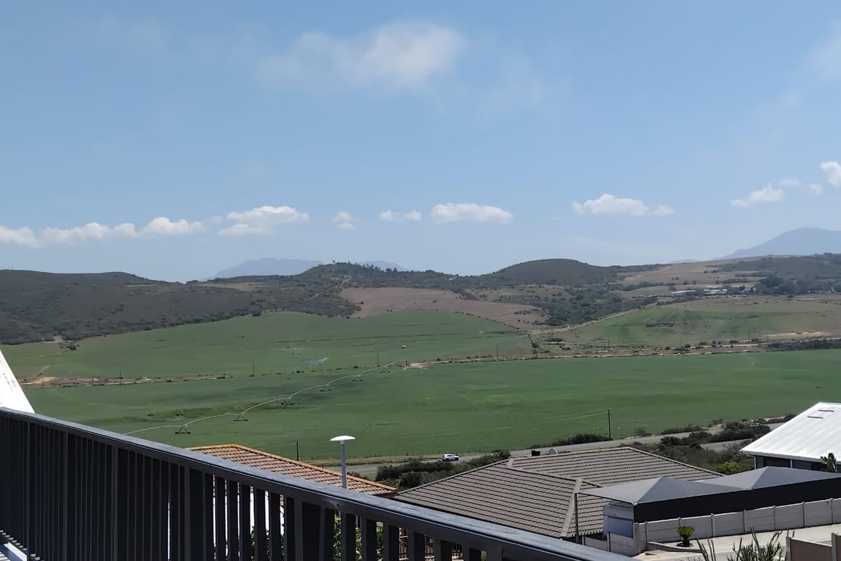 Elegant Living in a Modern Two-Bedroom House in Reebok on the Garden Route - Photo 2