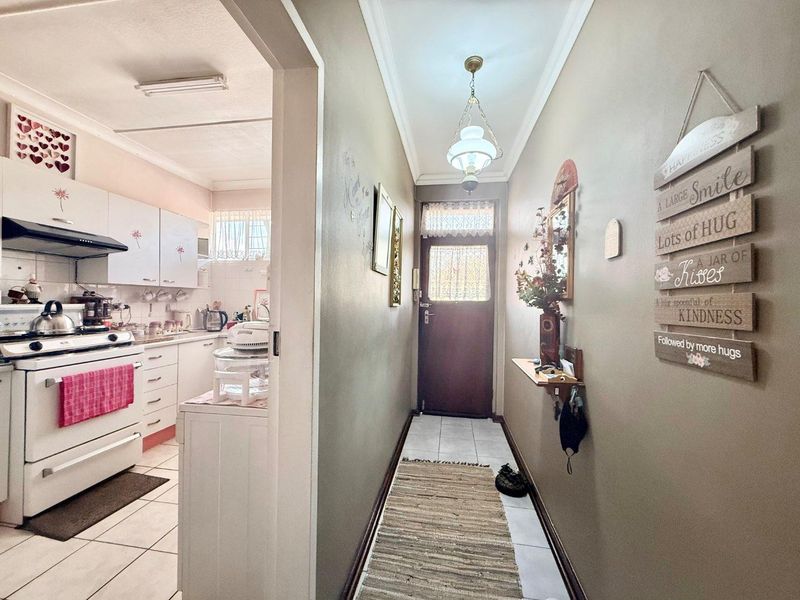 North Facing two bedroom apartment with single lock-up garage - Photo 4
