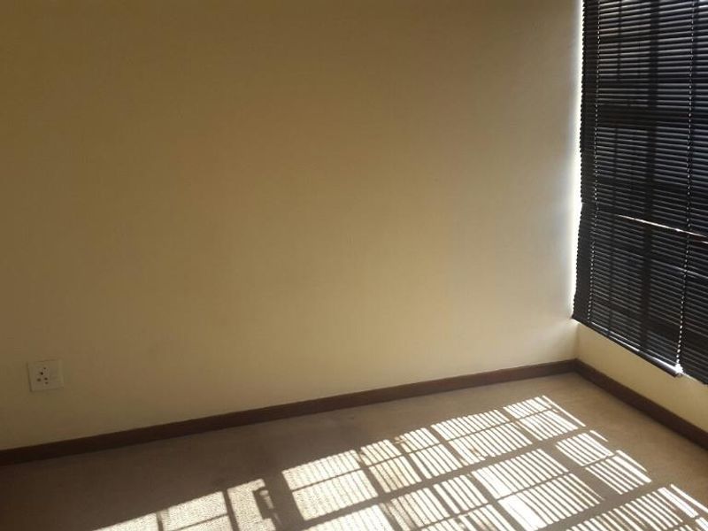 2 Bedroom Top floor Apartment in Olympus, Faerie Glen. - Photo 4