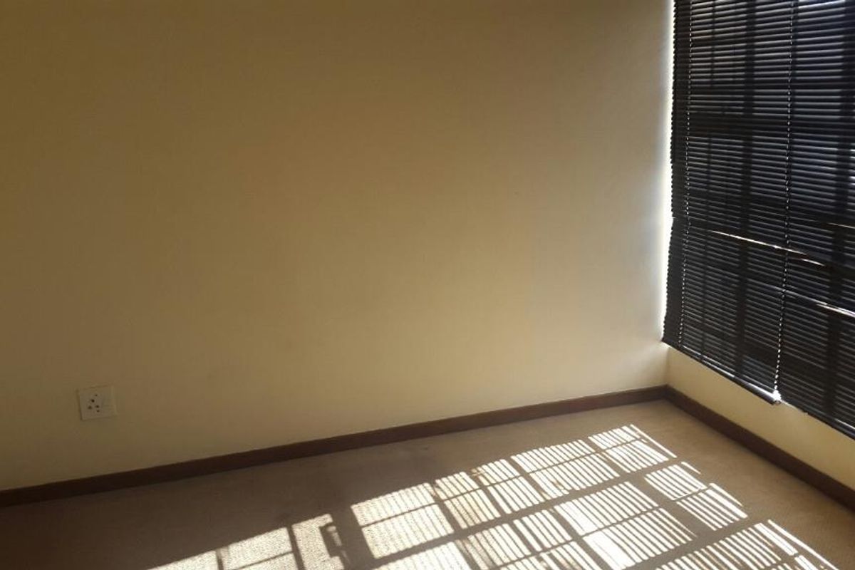 2 Bedroom Top floor Apartment in Olympus, Faerie Glen. - Photo 4