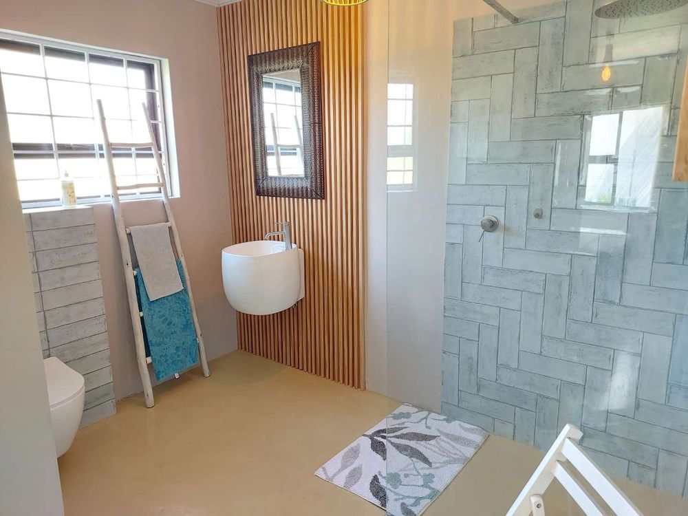 second bedroom en suite bathroom