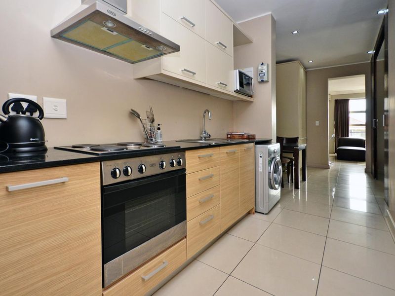 Stunning two bedroom apartment with large private deck - Photo 3