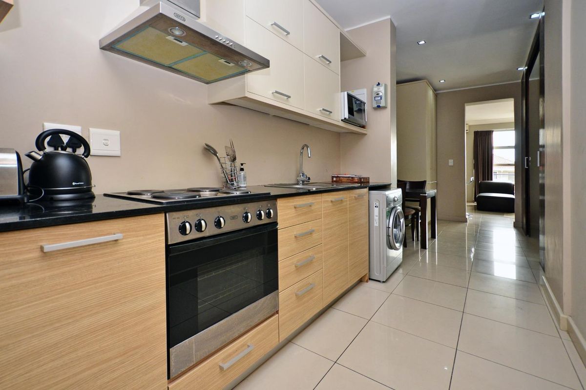 Stunning two bedroom apartment with large private deck - Photo 3