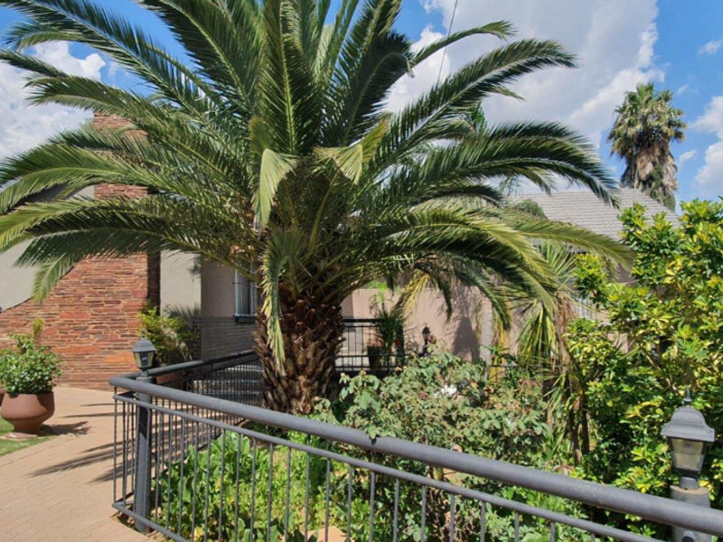 Boomed-Off Beauty: Spacious Home with Endless Entertainment Options - Photo 5