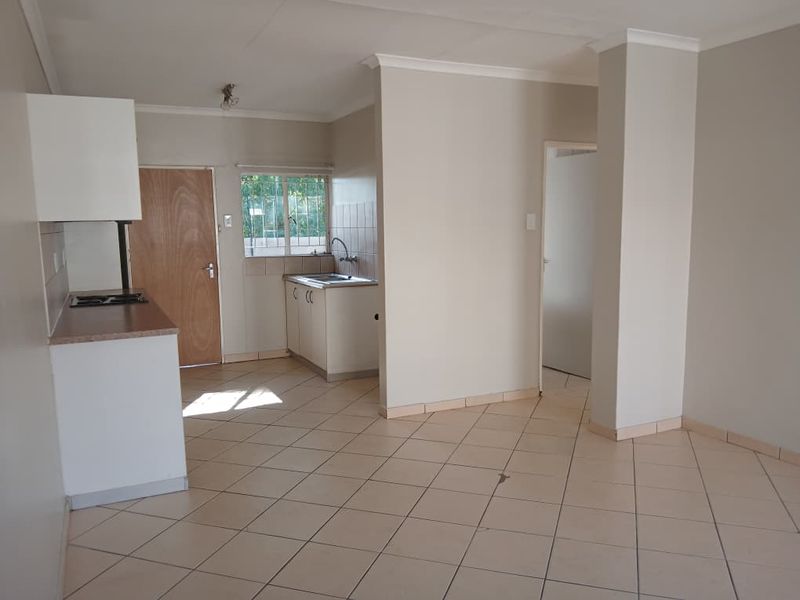 Situated close to shops, schools, offices and Unam - Photo 5