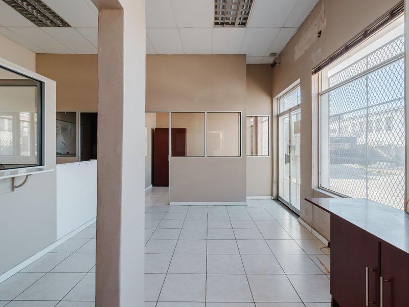 GREAT COMMERCIAL AND RETAIL PROPERTY - Photo 4