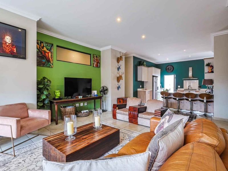 Sophisticated Single-Level Sanctuary: Eco-Friendly Luxury in an Exclusive 15-Unit Enclave - Photo 9