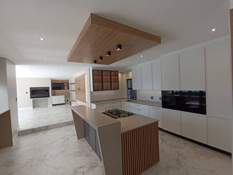 MIDSTREAM HEIGHTS - 5 BEDROOM HOUSE WITH 6 ENTERTAINING AREAS - Photo 2
