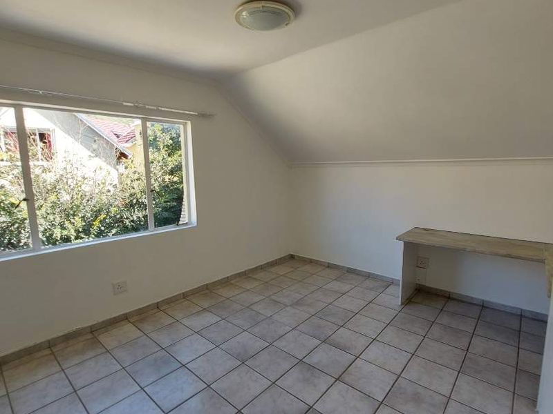 Very Spacious, Neat as a Pin Townhouse in Secure Complex with a Pet Friendly Garden - Photo 10