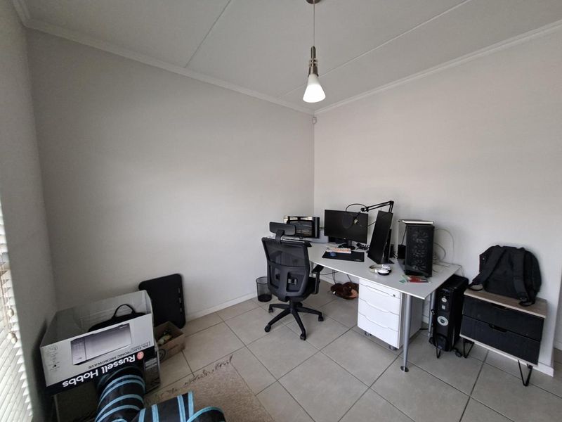 Modern 1st floor 3 Bedroom/2 Bathroom Apartment in secure estate - Photo 9