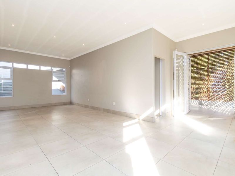 Embrace Elegance : Spacious Home with Pool and Deck - Photo 6