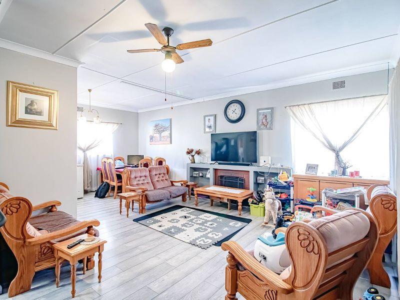 Spacious 3-Bedroom Home with Flatlet & Pool - Photo 4