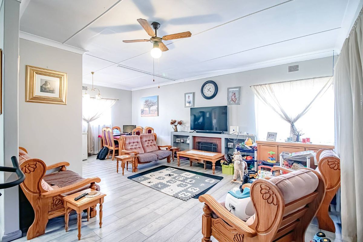 Spacious 3-Bedroom Home with Flatlet & Pool - Photo 4