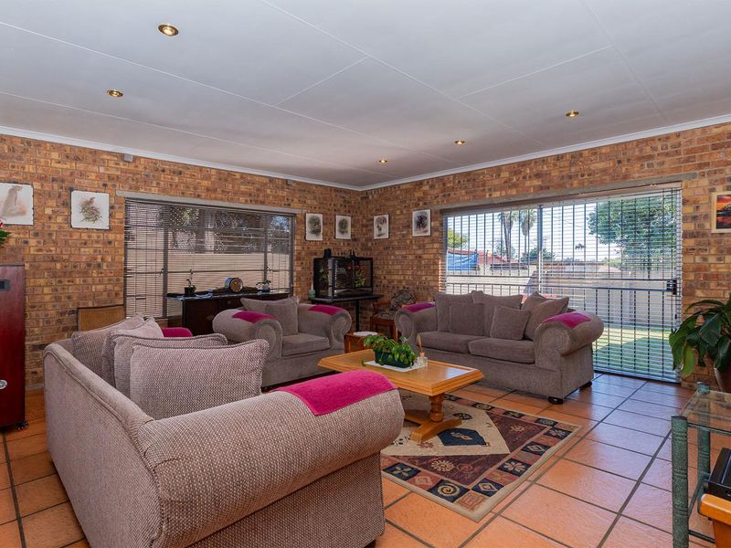 Spacious 4-Bed Family Home with Solar Power & Modern Comforts in Norkem Park - Photo 6