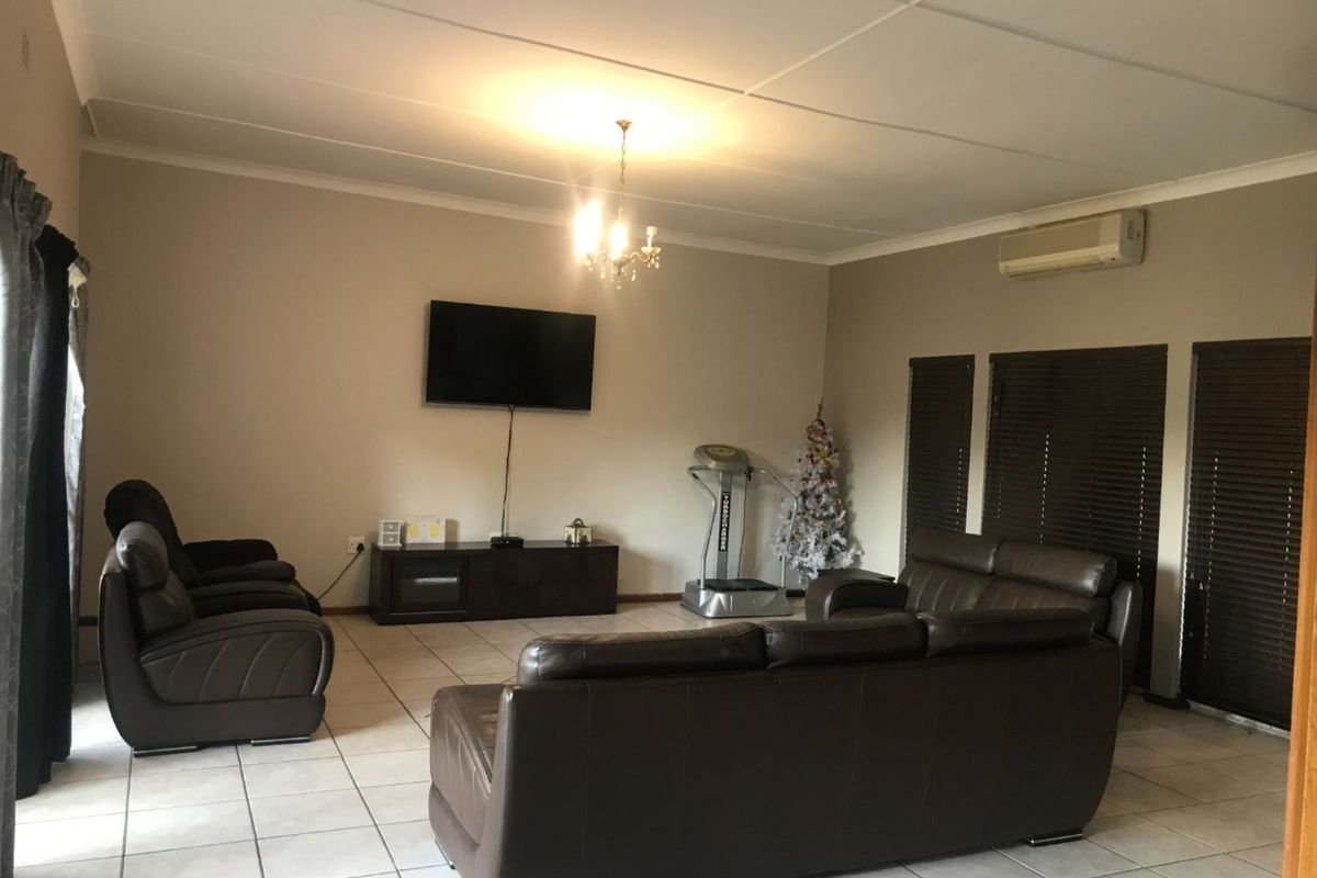 Spacious 4 Bedroom Family Home with lots of potential! - Photo 5