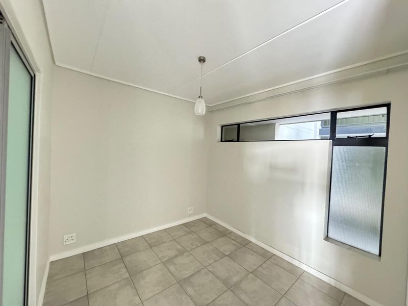 Modern Ground Floor Apartment with Private Garden - Photo 8