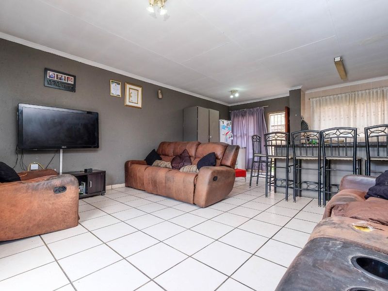 3 Bedroom Simplex in Pet Friendly Complex - Photo 4