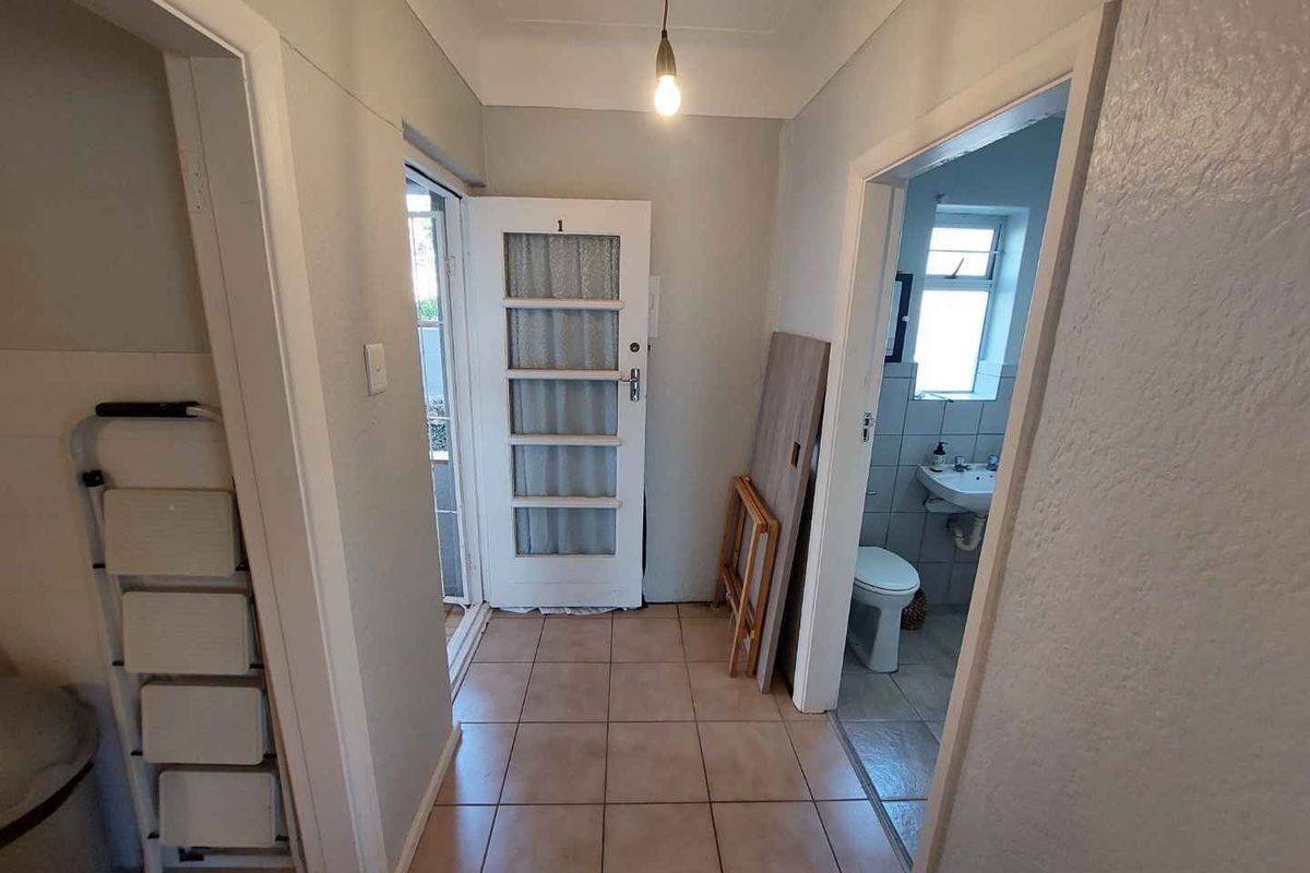 Unfurnished One-Bedroom Apartment To Let in Camps Bay! - Photo 4