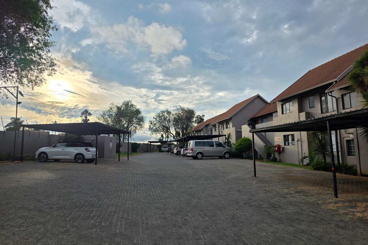 PET FRIENDLY GROUND FLOOR APARTMENT - Photo 2