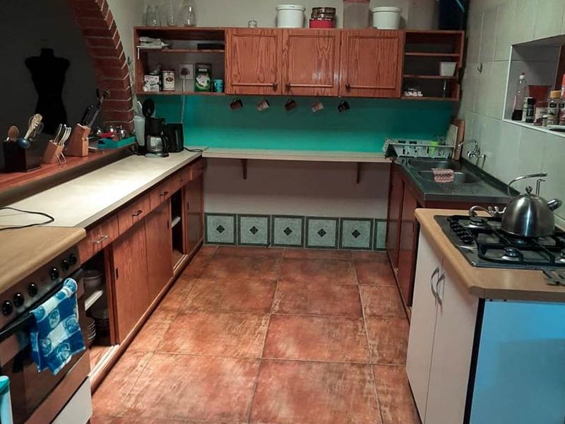 Spacious Home with Separate Flat - Photo 9