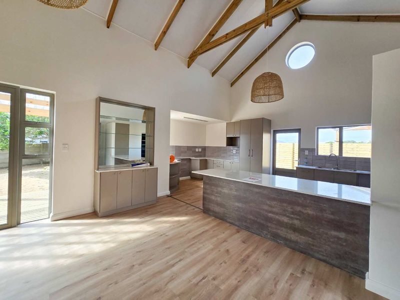 Modern 3 bedroom townhouse for sale in Stilbaai-Wes. - Photo 4