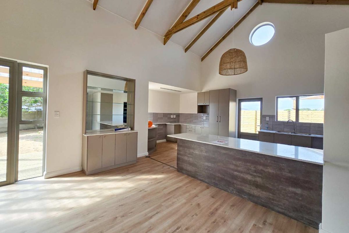 Modern 3 bedroom townhouse for sale in Stilbaai-Wes. - Photo 4
