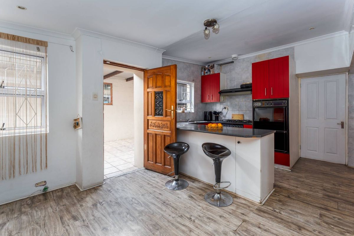 The Perfect Blend of Style and Comfort Today - Photo 4