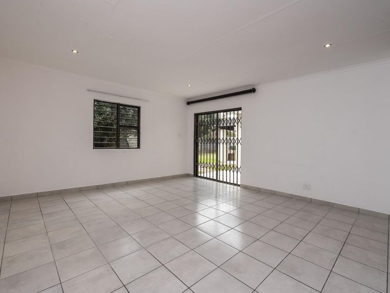 URGENT SALE.  Immaculate 3 bedroomed home with a exquisite spacious 2 bedroomed Flat/Second dwelling - Photo 10