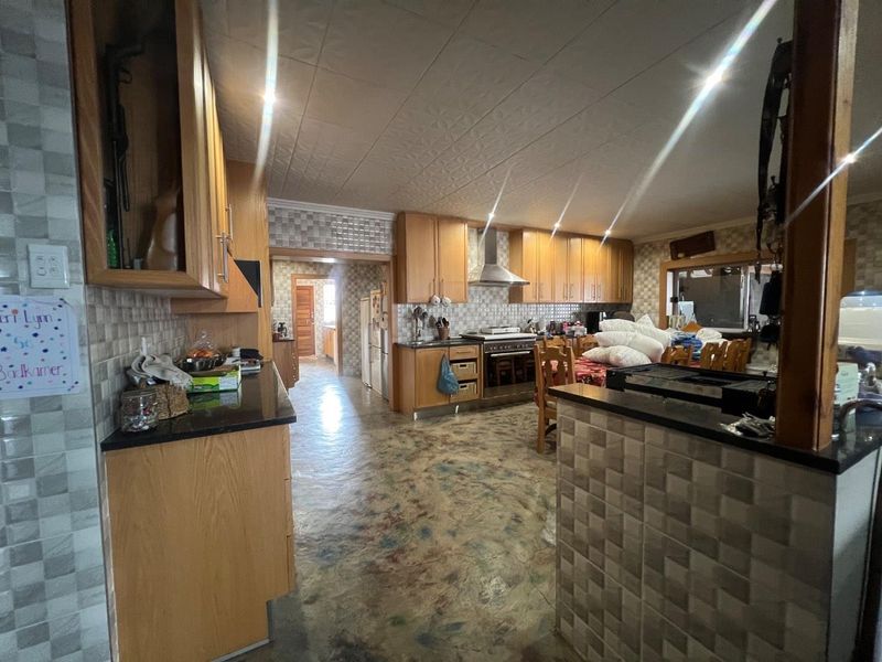Spacious 4-Bedroom Family Home with Large Garages and Storage Space In Primrose - Photo 9