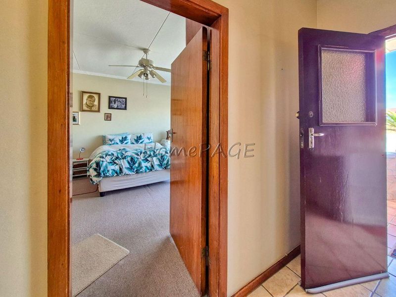 Central, Walvis Bay:  4 Bedr home with LOTS OF GARAGE SPACE is for sale - Photo 5