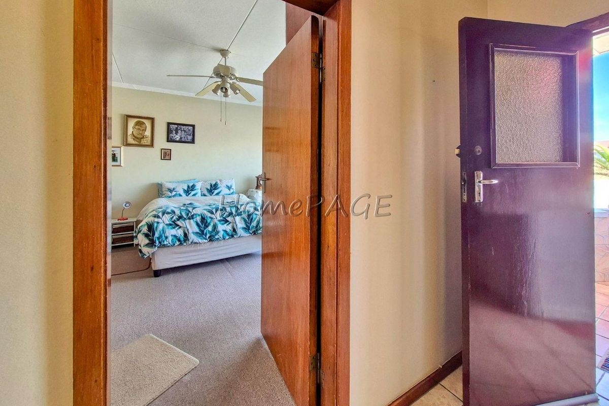 Central, Walvis Bay:  4 Bedr home with LOTS OF GARAGE SPACE is for sale - Photo 5