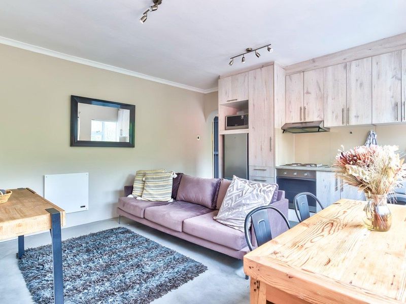 Renovated top floor apartment with stunning Table Mountain views - Airbnb Friendly! - Photo 2