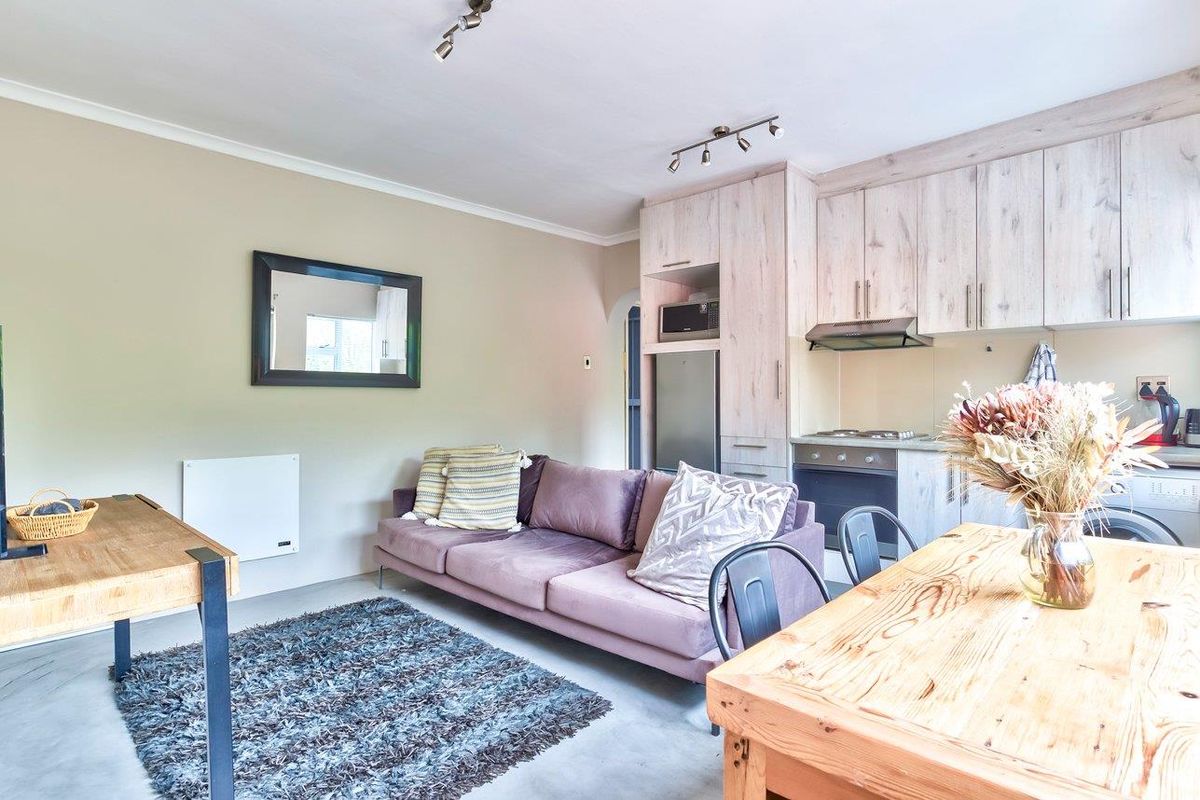 Renovated top floor apartment with stunning Table Mountain views - Airbnb Friendly! - Photo 2