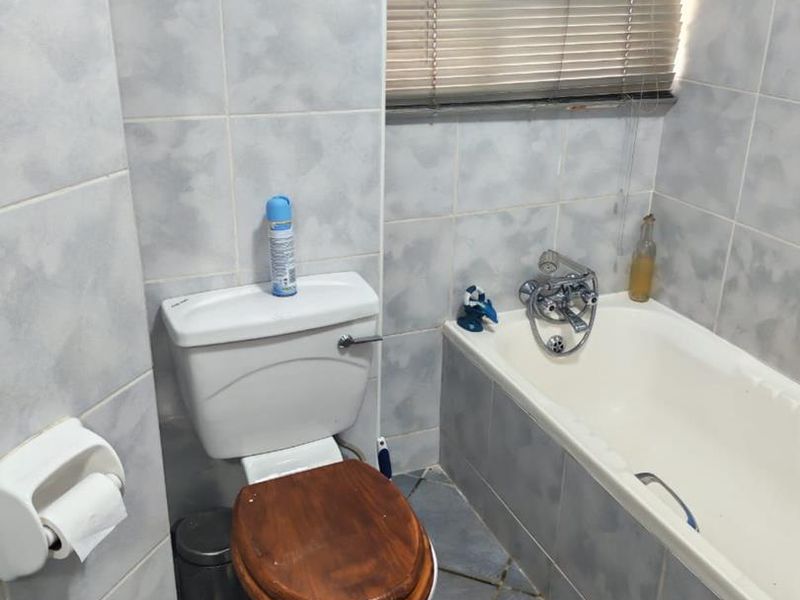 Upstairs 2 bedroom unit. - Photo 4