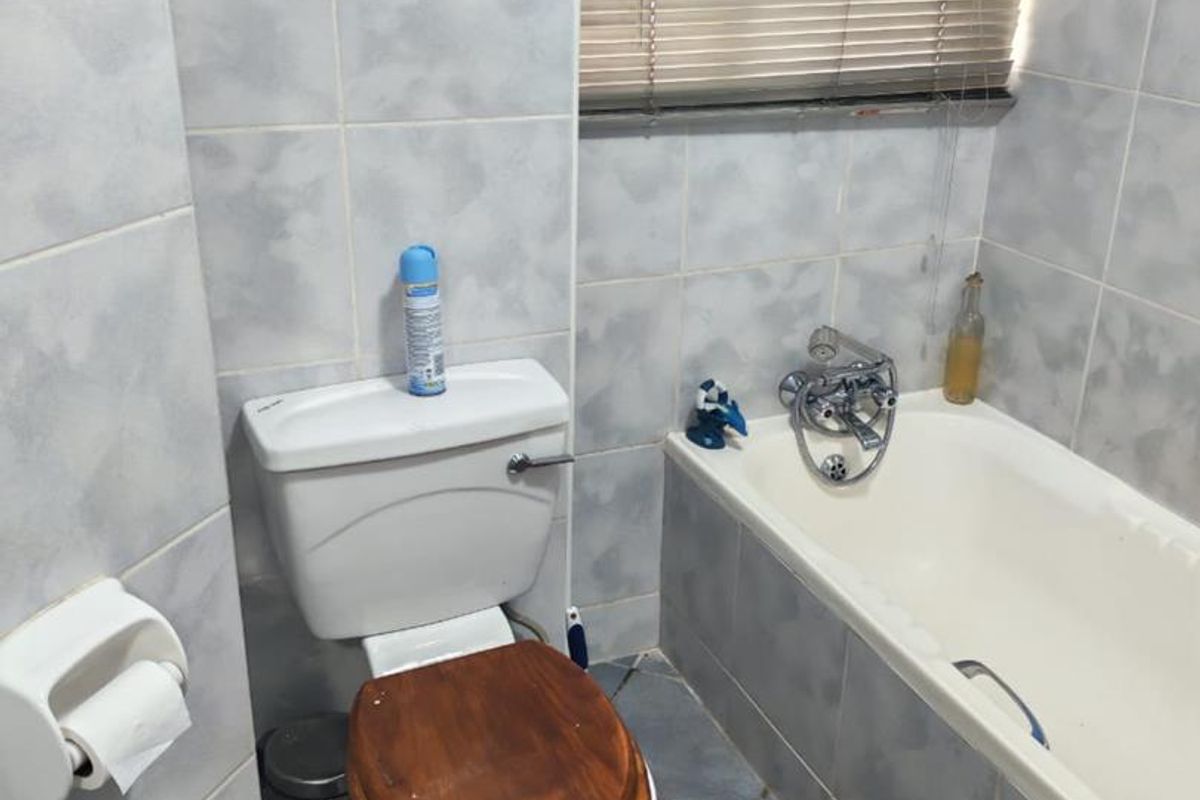 Upstairs 2 bedroom unit. - Photo 4