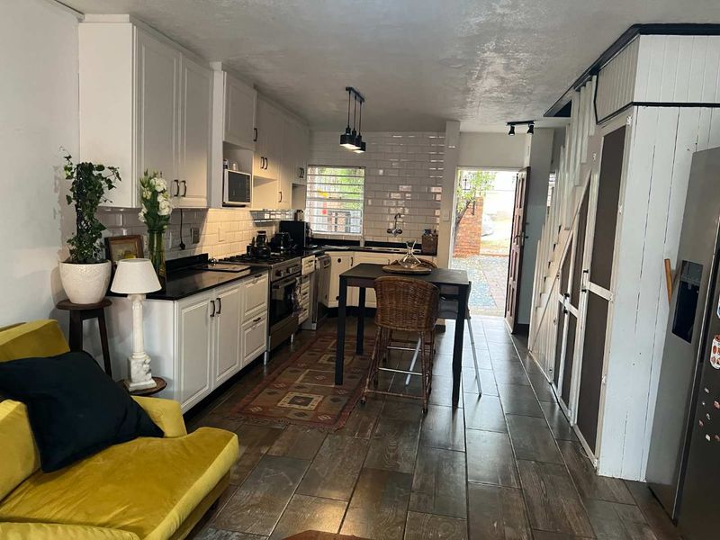 MODERN 2-BEDROOM DUPLEX AVAILABLE - Photo 2