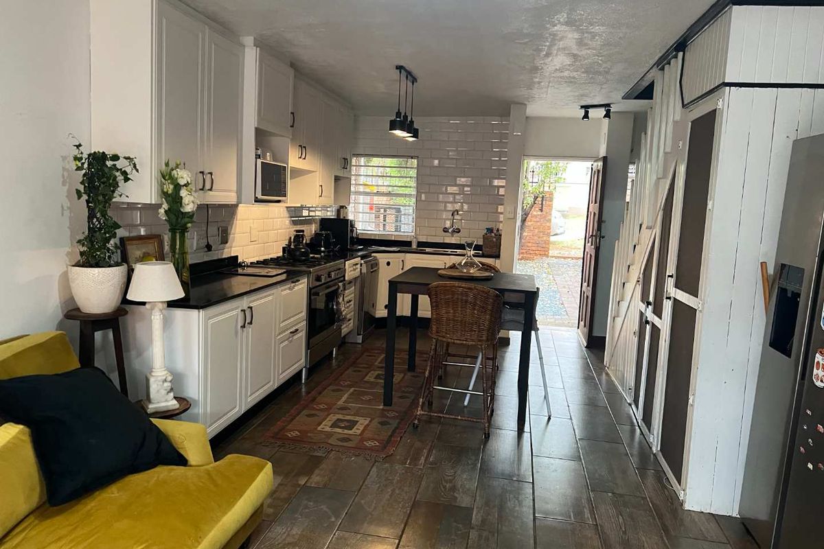 MODERN 2-BEDROOM DUPLEX AVAILABLE - Photo 2