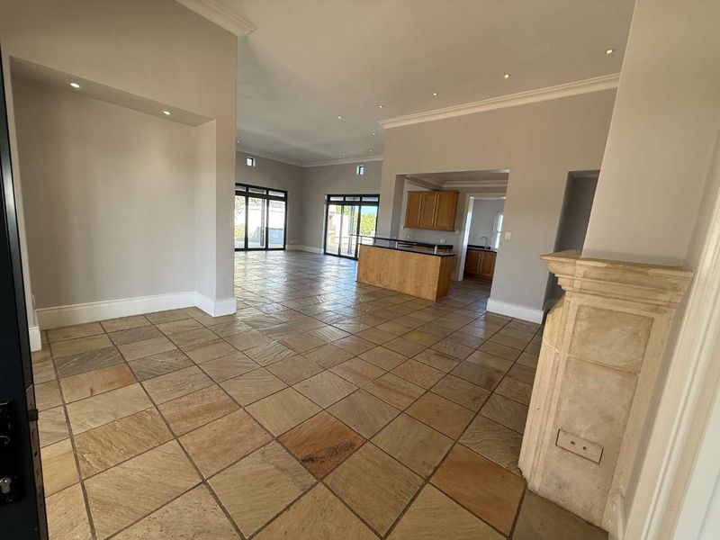 Single family home with spectacular sea views - Photo 6