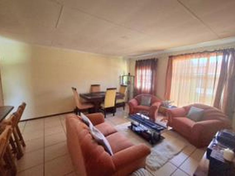 2 Bedroom Townhousse in Verwoerdpark - Photo 8