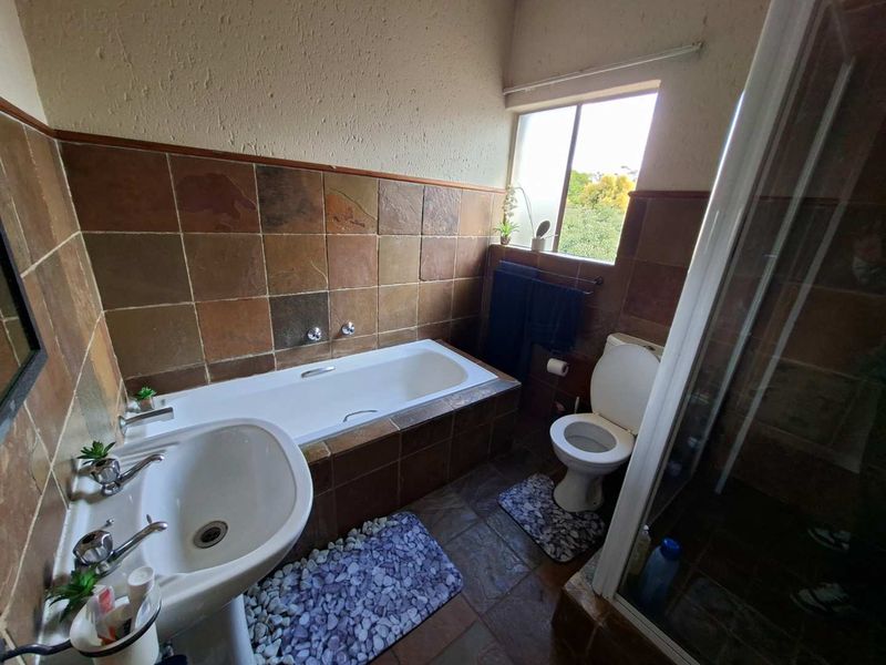 Neat & Modern Top-Floor Apartment in Weltevreden Park - Photo 5