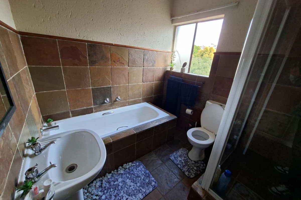 Neat & Modern Top-Floor Apartment in Weltevreden Park - Photo 5