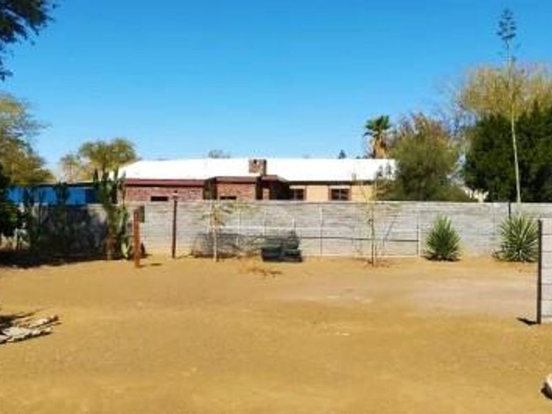 House with Flat for Sale in Westdene, Keetmanshoop - Photo 4