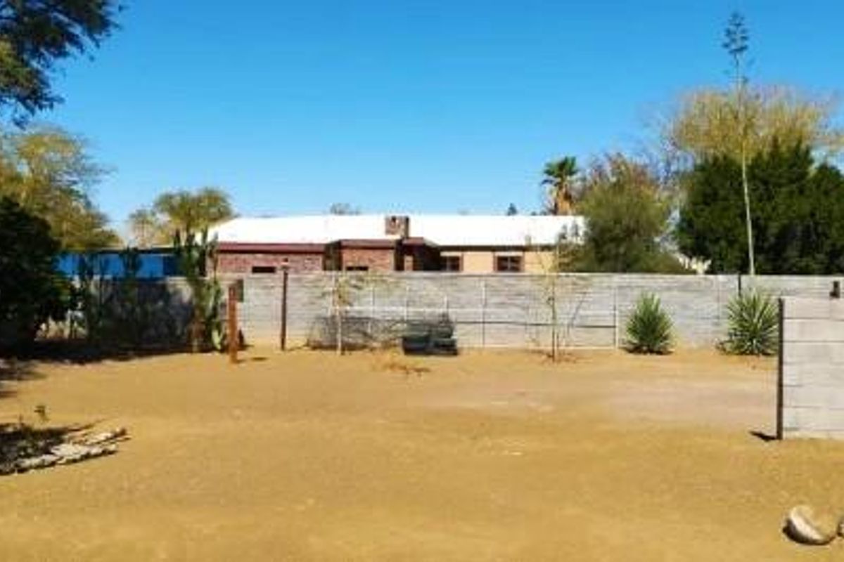 House with Flat for Sale in Westdene, Keetmanshoop - Photo 4