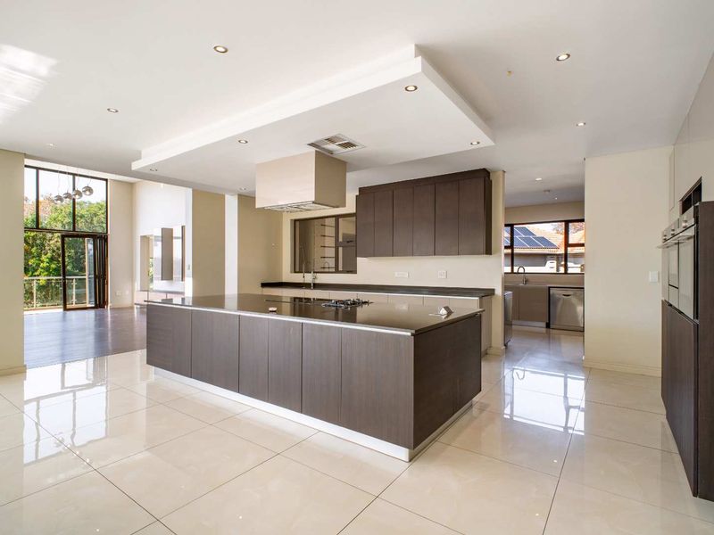Exquisite 5-Bedroom Luxury Mansion for Sale in the Heart of Bryanston - Photo 6