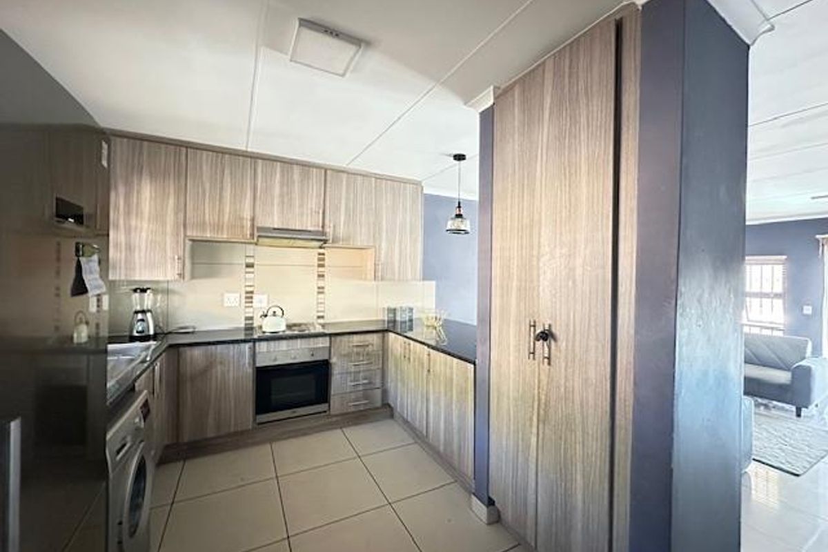 Modern 3-Bedroom Home for Sale in Heatherview, Akasia - Photo 3