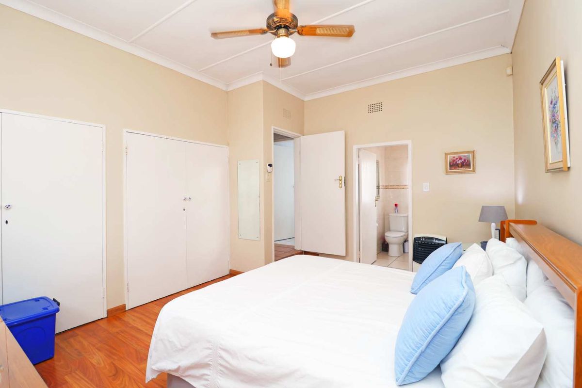 Well Maintained 3 Bedroom with pool and lapa (Offers Welcome) - Photo 2