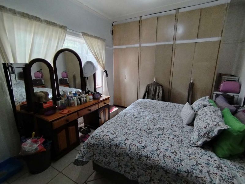 Well Located family house - Photo 8
