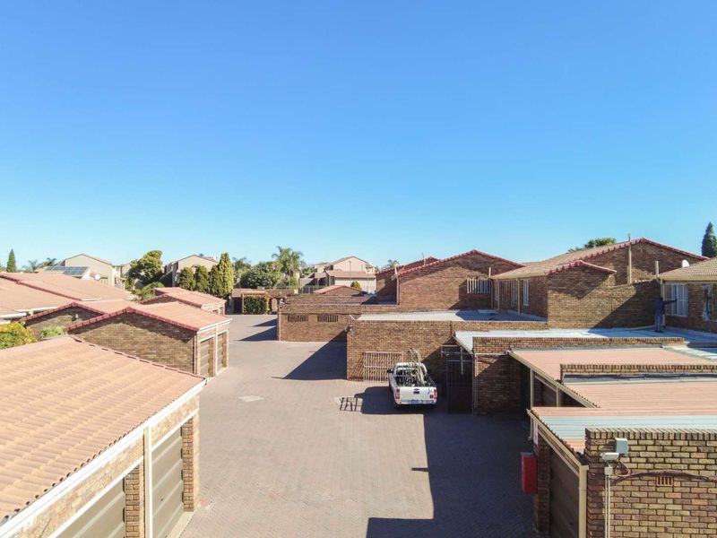 Spacious 3-Bedroom Townhouse in Secure Boomed Area - Must See! - Photo 3