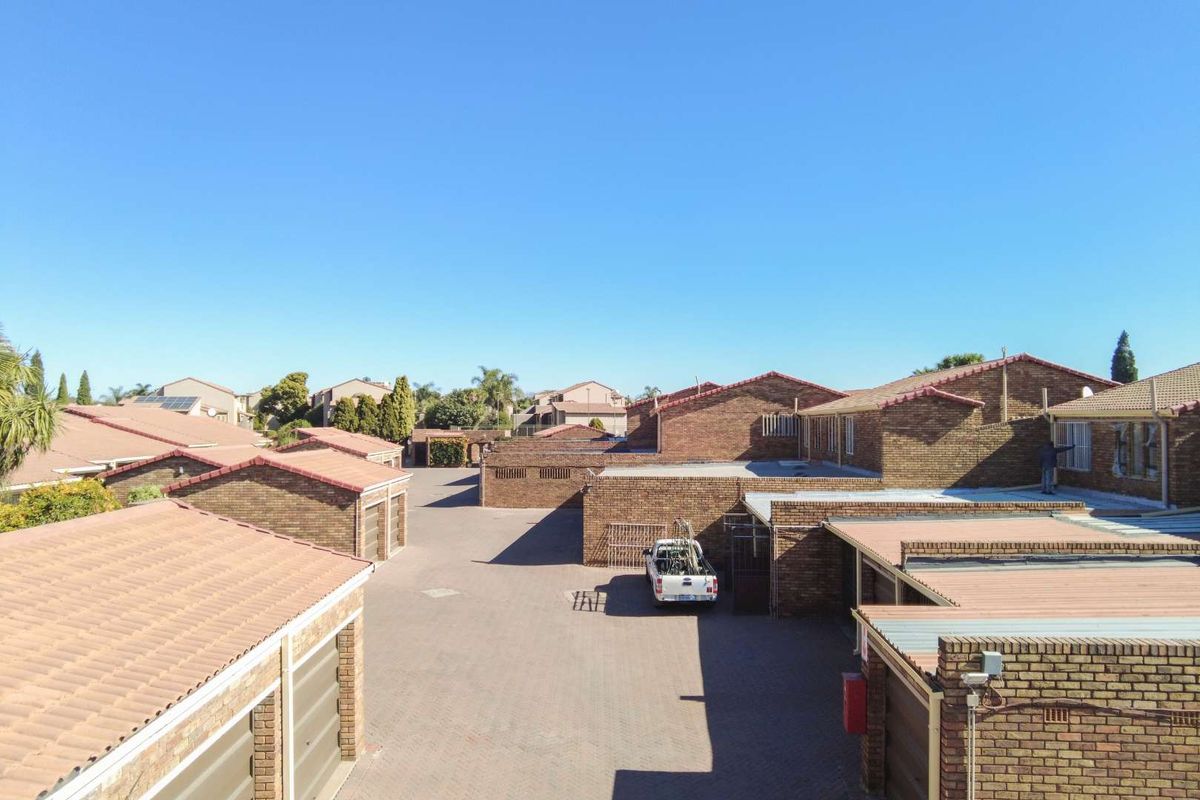 Spacious 3-Bedroom Townhouse in Secure Boomed Area - Must See! - Photo 3