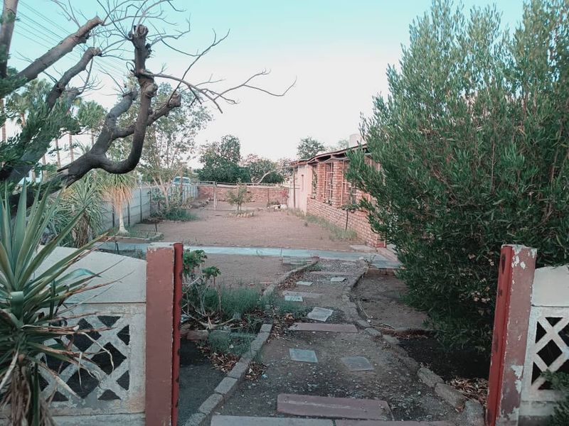PERFECT FAMILY HOME WITH FLATLET FOR SALE IN KEETMANSHOOP - NAMIBIA - Photo 5